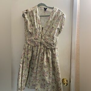 Cute, floral dress. Breathable, snatches the waist. HAS POCKETS!